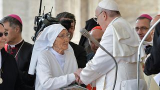 Háromezer gyereket segített világra egy apáca, akit Ferenc pápa kitüntetett