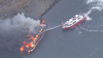 اشتعال القارب وفرق الإطفاء تحاول اخماد النيران