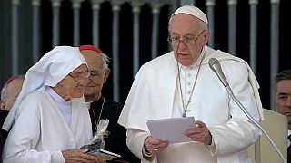 Papa Francisco entrega medalha a freira que realizou 3000 partos