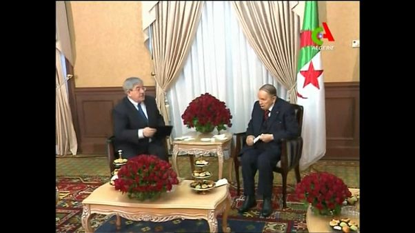 Abdelaziz Buteflika se queda solo Abdelaziz Buteflika se queda solo