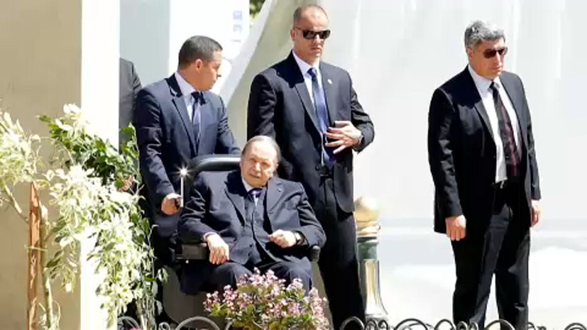 Egyre több szövetségese fordít hátat az algériai elnöknek