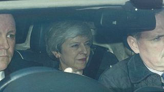 Theresa May no interior de um veículo junto ao Parlamento britânico