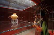 Le opere d'arte saccheggiate dall'Isis recuperate e esposte in un museo