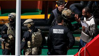 Militär stürmt von Migranten gekapertes Schiff mit Maschinenpistolen