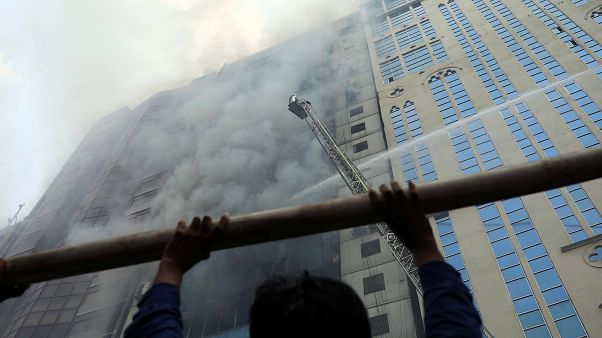 In fiamme edificio di 19 piani in Bangladesh In fiamme edificio di 19 piani in Bangladesh