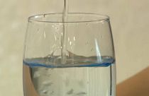 Más agua del grifo y menos agua embotellada