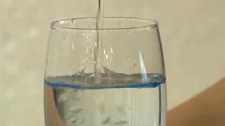 Más agua del grifo y menos agua embotellada