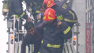 مقتل ما لا يقل عن 5 أشخاص وإصابة نحو 60 في حريق في ناطحة سحاب في دكا