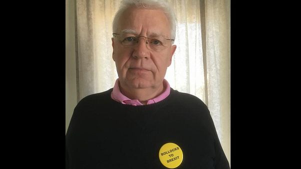 Quest'uomo è stato fermato a Gatwick per indossare una spilla anti-Brexit Quest'uomo è stato fermato a Gatwick per indossare una spilla anti-Brexit
