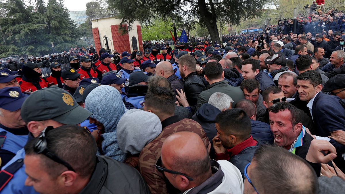 شاهد: المتظاهرون الألبان يحاولون اقتحام مبنى البرلمان