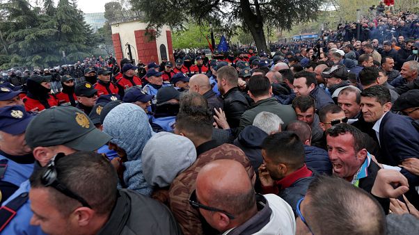 Albanie : les manifestants de l'opposition tentent d'entrer dans le Parlement Albanie : les manifestants de l'opposition tentent d'entrer dans le Parlement