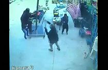 VIDEO: Un turco trata de atrapar una sombrilla pero sale volando como Mary Poppins