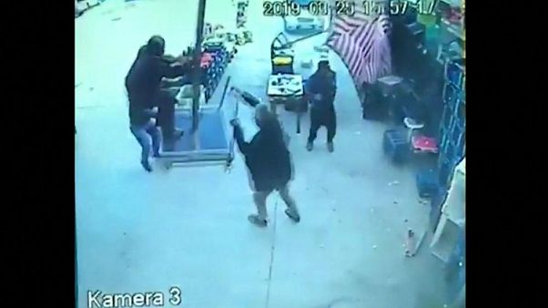 VIDEO | Wie Mary Poppins: Türkischer Mann hebt mit einem Sonnenschirm ab VIDEO | Wie Mary Poppins: Türkischer Mann hebt mit einem Sonnenschirm ab