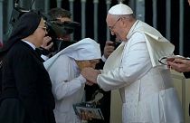 VIDEO: El papa deja besar su anillo a una monja que ha traído al mundo a 3.000 bebés