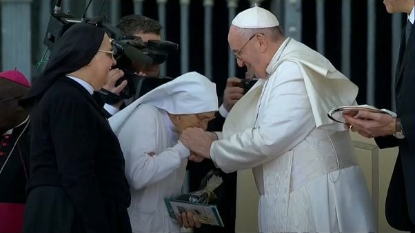 VIDEO: El papa deja besar su anillo a una monja que ha traído al mundo a 3.000 bebés VIDEO: El papa deja besar su anillo a una monja que ha traído al mundo a 3.000 bebés