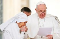 Vatikan'dan Papa'nın elini öptürmeme ısrarına açıklama geldi: Hijyenik sebepler