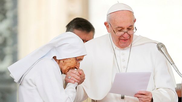 Vatikan'dan Papa'nın elini öptürmeme ısrarına açıklama geldi: Hijyenik sebepler Vatikan'dan Papa'nın elini öptürmeme ısrarına açıklama geldi: Hijyenik sebepler