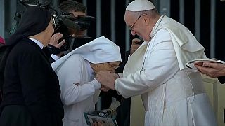 Video | Papst ehrt Nonne, die als Geburtshelferin 3.000 Babys zur Welt brachte