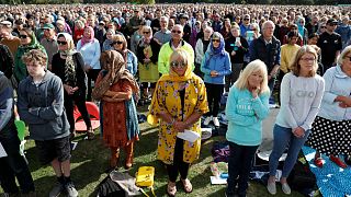 الآلاف يحتشدون لحضور مراسم تأبين ضحايا المسجدين في متنزه هاجلي في نيوزيلندا