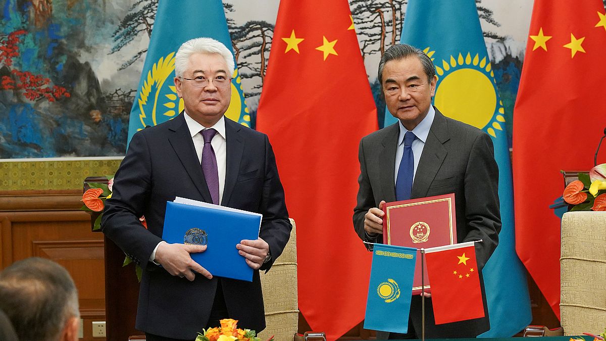 Kazakistan Dışişleri Bakanı Beibut Atamkulov, Çin Dışişleri Bakanı Wang Yi