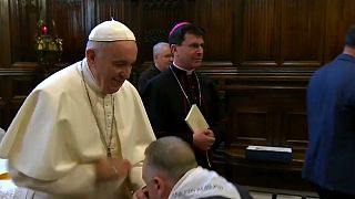 پاپ از راز منع بوسیدن انگشتری توسط زائران پرده برداشت