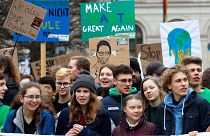 Több tízezer diák tüntetett a klímaváltozás ellen Németországban