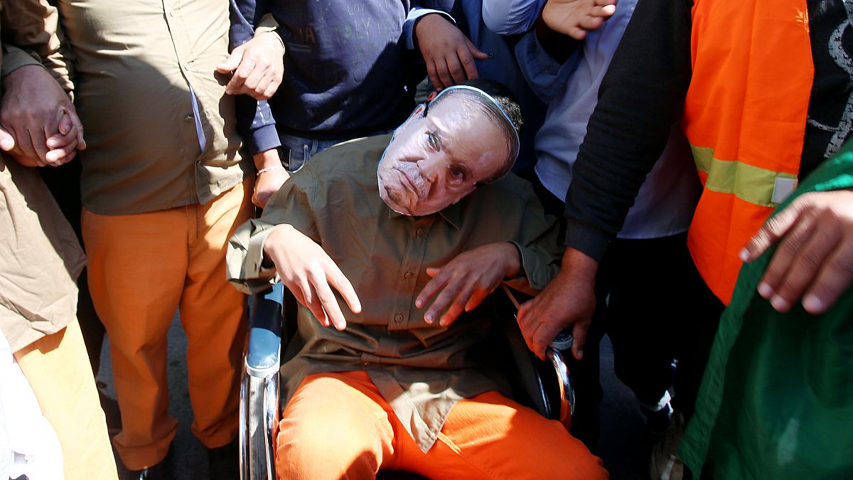 Manifestant avec un masque représentant Abdelaziz Bouteflika, le 29/03/2019