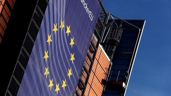 Európai Bizottság: senkinek sem adtunk név nélküli bankkártyát Európai Bizottság: senkinek sem adtunk név nélküli bankkártyát