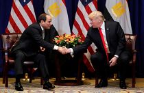 لرئيس الأمريكي دونالد ترامب يصافح نظيره المصري عبد الفتاح السيسي في نيويورك