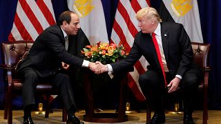 لرئيس الأمريكي دونالد ترامب يصافح نظيره المصري عبد الفتاح السيسي في نيويورك