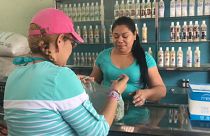 Una vecina de Guarico compra un medicamento con granos de café.