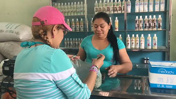 Una vecina de Guarico compra un medicamento con granos de café. Una vecina de Guarico compra un medicamento con granos de café.