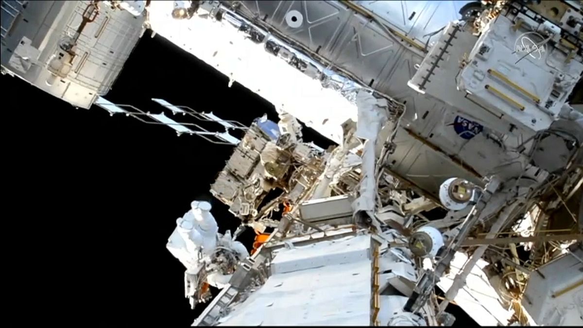 شاهد: رائدا فضاء يخرجان من محطة الفضاء الدولية في مهمة لتبديل بطاريات