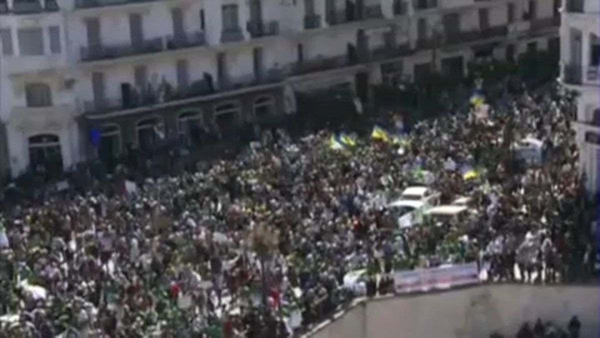 Centenares de miles de personas vuelven a manifestarse en Argelia