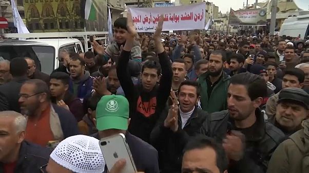 آلاف الأردنيين يتظاهرون في شوارع عمان نصرة للقدس والجولان آلاف الأردنيين يتظاهرون في شوارع عمان نصرة للقدس والجولان