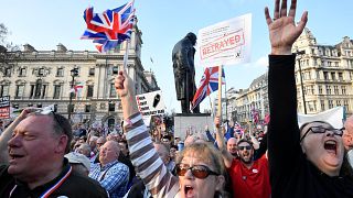 شاهد: معارضون لتأخر خروج بريطانيا من البريكست يسيرون نحو البرلمان على ضفة نهر التايمز