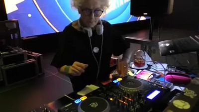 DJ Wika – 80 éves nagyi a keverőpultnál