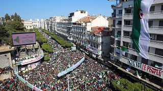 Centenas de milhares manifestam-se pela renúncia de Bouteflika