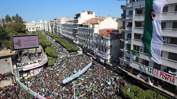 Nuevas y masivas protestas contra el régimen gubernamental en Argelia Nuevas y masivas protestas contra el régimen gubernamental en Argelia