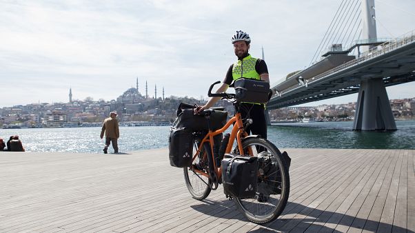 Bisikletiyle Belçika'dan Japonya'ya seyahat eden Ignace Van den Broeck Bisikletiyle Belçika'dan Japonya'ya seyahat eden Ignace Van den Broeck