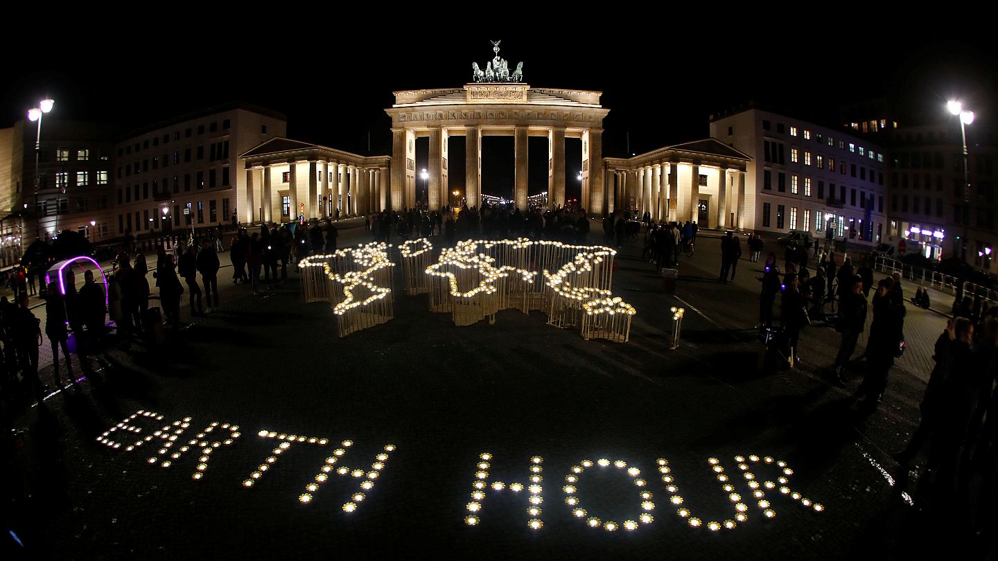 World Landmarks Switch The Lights Off To Mark Earth Hour - 