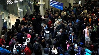 مئات الركاب في محطة قطارات سانت بانكراس في لندن اليوم السبت