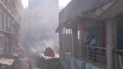 Bangladeş'te yine alevler yükseldi: Pazar yerinde yangın