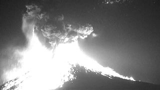 Video: Meksika Popocatepetl Yanardağı'nda şiddetli patlama anı