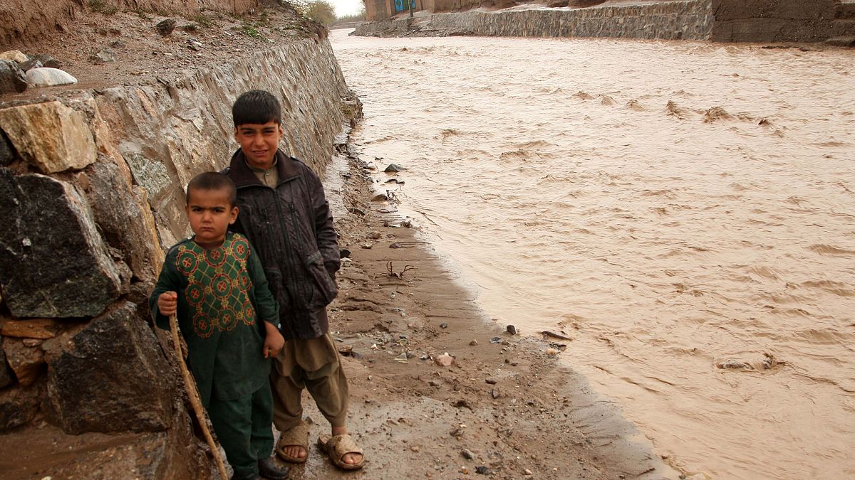 Video: Afganistan'da sel felaketi en az 32 can aldı