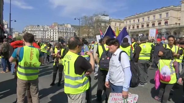 Vigésima jornada dos coletes amarelos com menos gente nas ruas Vigésima jornada dos coletes amarelos com menos gente nas ruas