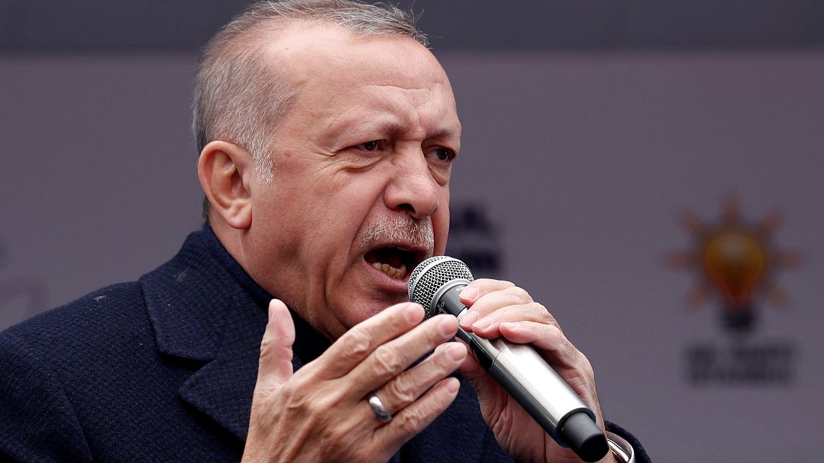 إردوغان مخاطباً مؤيديه أمس في إسطنبول 