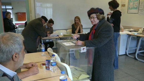 Turquía vota en unos comicios municipales muy ajustados Turquía vota en unos comicios municipales muy ajustados