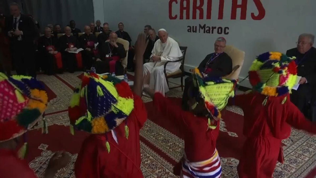 البابا فرنسيس في مركز كاريتاس مشاهداً الأطفال يؤدون رقصة ترحيباً به 