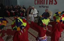 البابا فرنسيس في مركز كاريتاس مشاهداً الأطفال يؤدون رقصة ترحيباً به 